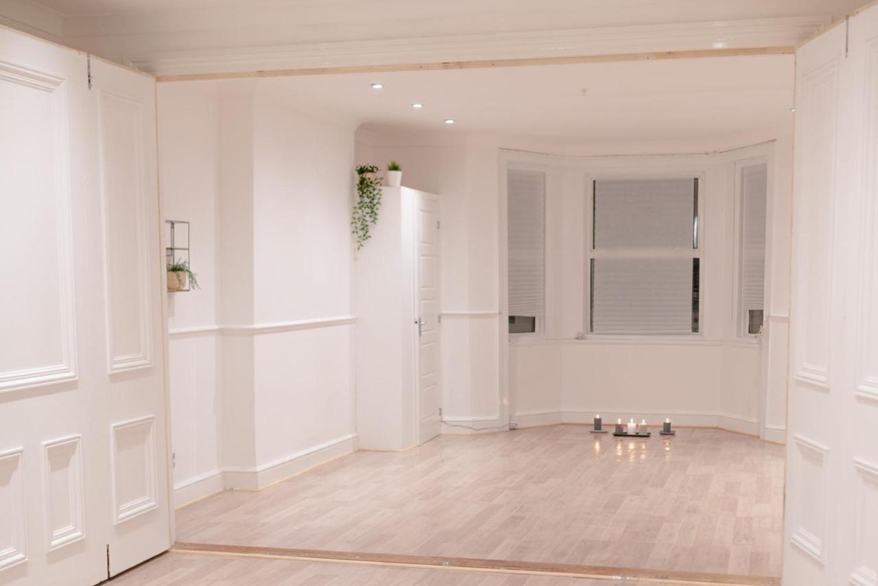 Spacious Multi-room Apartament Londra