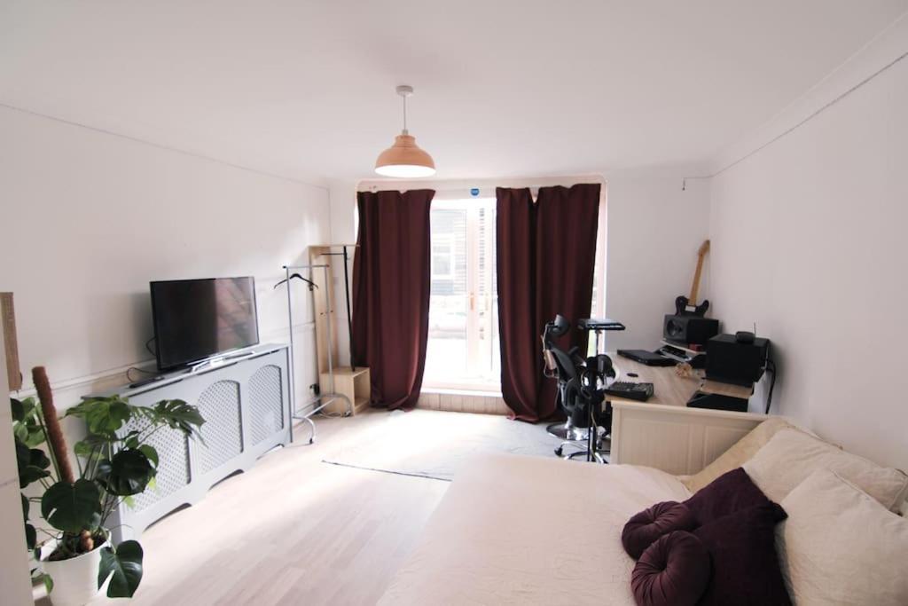 Spacious Multi-room Apartament Londra